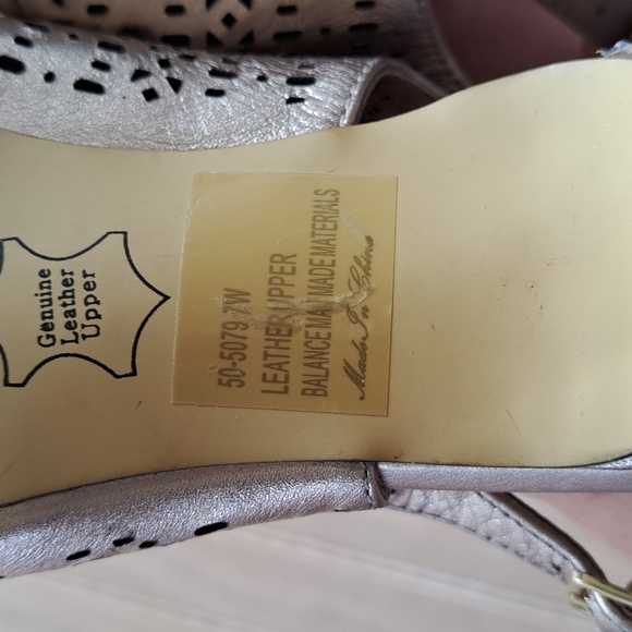 NEW Bella Vita Pointy Sling Back Kitten Heel Metallic Cutout Perforated Pumps - Picture 7 of 7